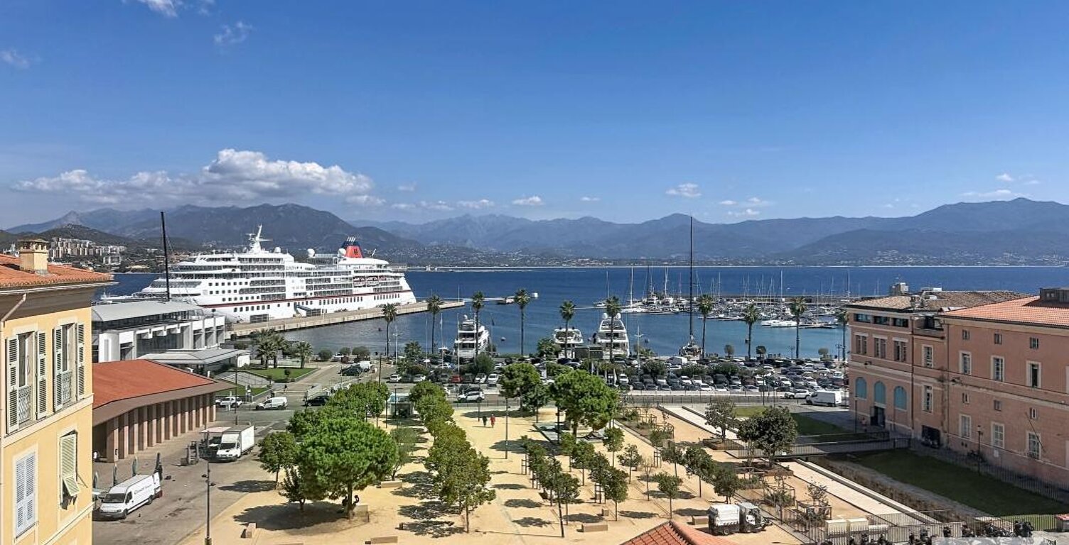 Appartement T2 traversant de 50 m2 en plein cœur du centre ville d'Ajaccio — photo 1