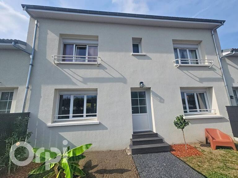 A vendre maison à Clermont-Ferrand dans le secteur La Plaine ; entièrement rénovée en 2024, 5 chambres, deux WC, une salle de bains, deux salles de douche, dressing, cuisine équipée, jardin, DPE C, trois places de stationnement — photo 1