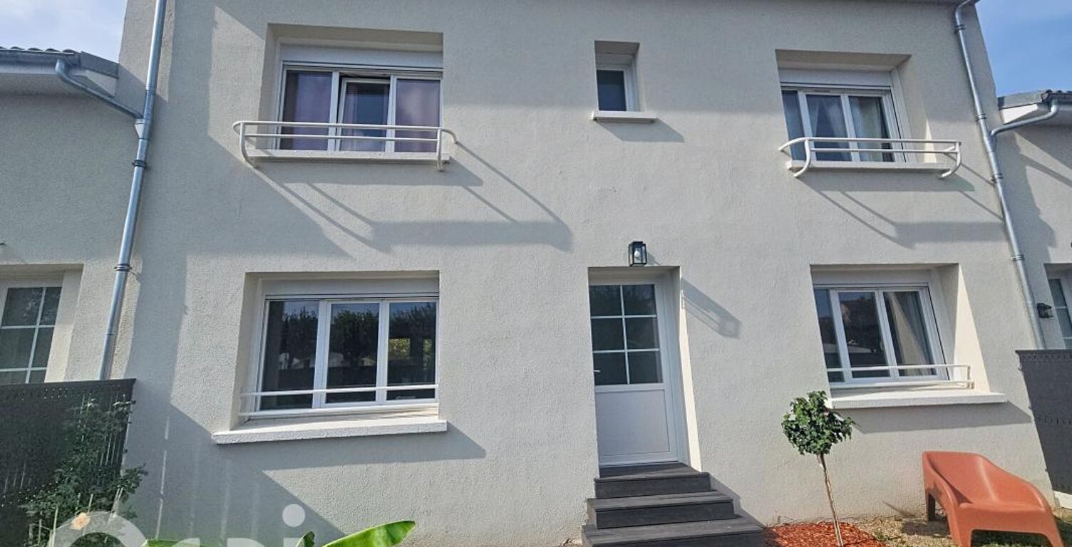 A vendre maison à Clermont-Ferrand dans le secteur La Plaine ; entièrement rénovée en 2024, 5 chambres, deux WC, une salle de bains, deux salles de douche, dressing, cuisine équipée, jardin, DPE C, trois places de stationnement — photo 1