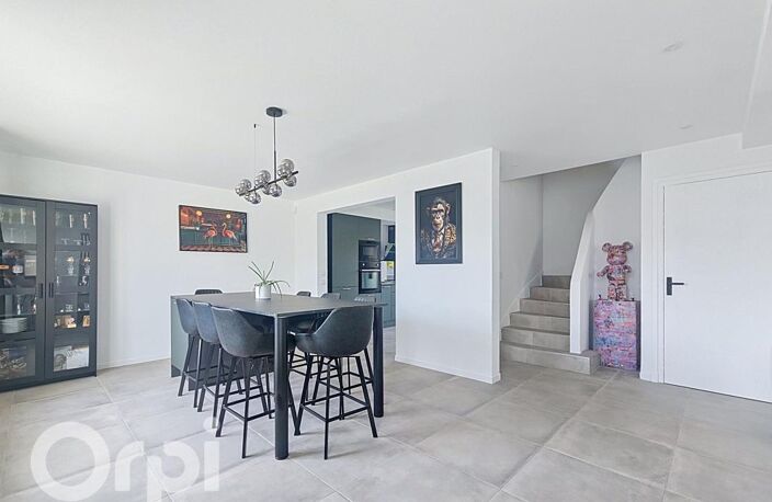 A vendre maison à Clermont-Ferrand dans le secteur La Plaine ; entièrement rénovée en 2024, 5 chambres, deux WC, une salle de bains, deux salles de douche, dressing, cuisine équipée, jardin, DPE C, trois places de stationnement — photo 4