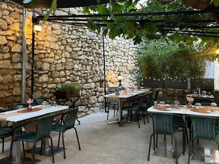 Fonds de commerce, restaurant, à Rochefort du Gard — photo 1