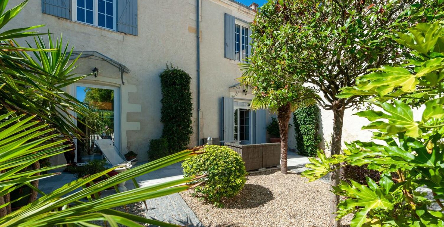 Angoulins centre – Maison ancienne rénovée, DPE A, 4 chambres, jardin et 2 garages — photo 1
