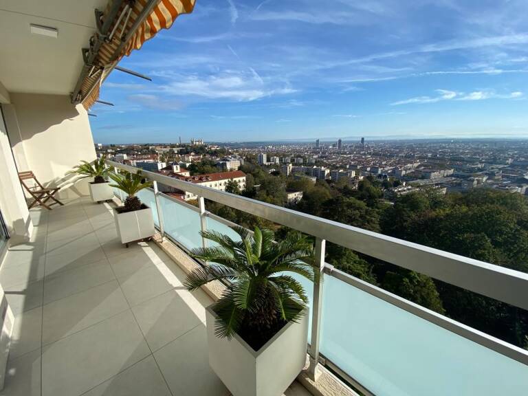 Haut de gamme - Vue extraordinaire - Dernier étage avec terrasse.  Secteur St Irénée Debrousse Lyon 5 — photo 1
