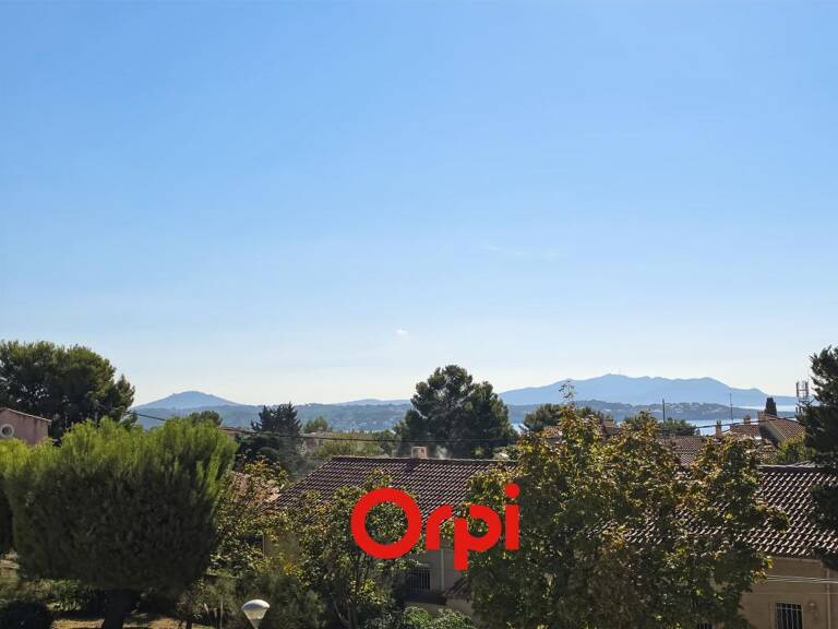 BANDOL APPARTEMENT RÉNOVÉ ET COMMERCES A PIED — photo 1