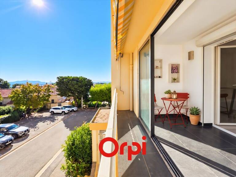 BANDOL APPARTEMENT RÉNOVÉ ET COMMERCES A PIED — photo 1
