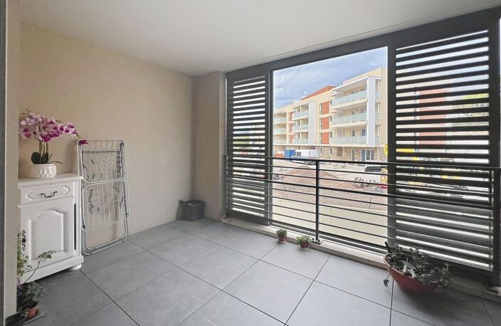 T2 RÉCENT ET ÉCONOME AVEC TERRASSE – FRÉJUS — photo 3