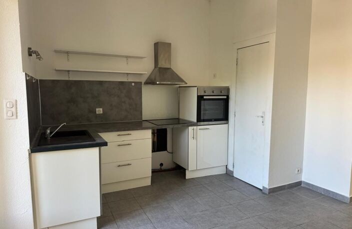 Appartement À Louer T2 SAINT-AMBROIX 1er étage — photo 3