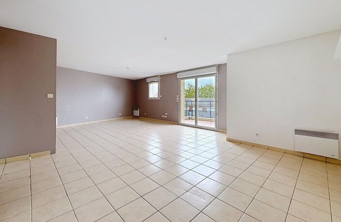 Toulouse, Barriere de paris, Appartement à vendre T3/4 au dernier étage de 75m2 avec terrasse sans vis et vis et place de parking — photo 2