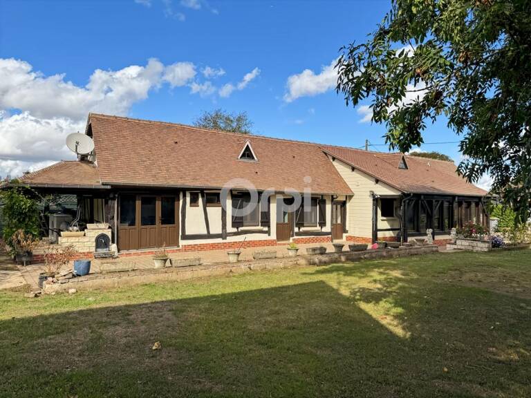 Fermette normande avec double garage, carport et dépendance — photo 1