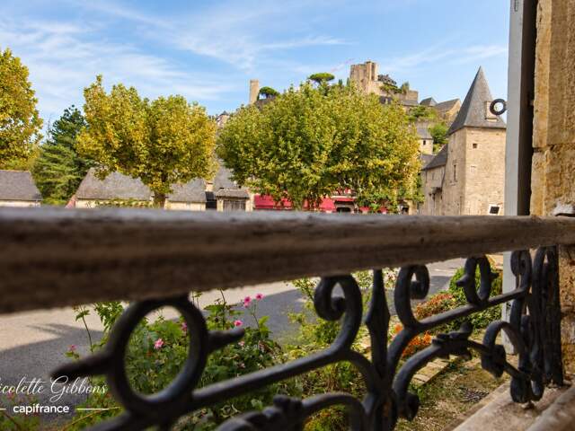 Demeure de caractère à rénover au cœur de Turenne, un des Plus Beaux Villages de France — photo du bien