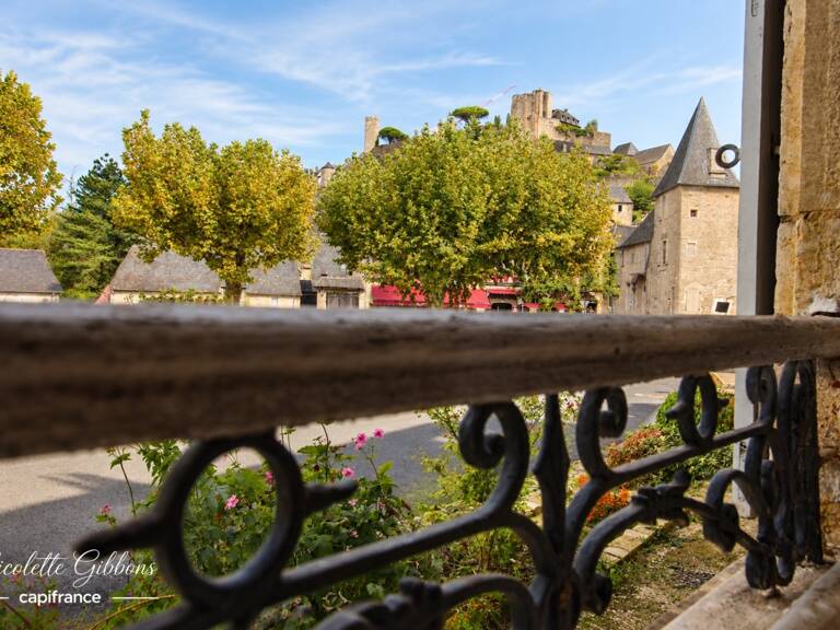 Demeure de caractère à rénover au cœur de Turenne, un des Plus Beaux Villages de France — photo 1