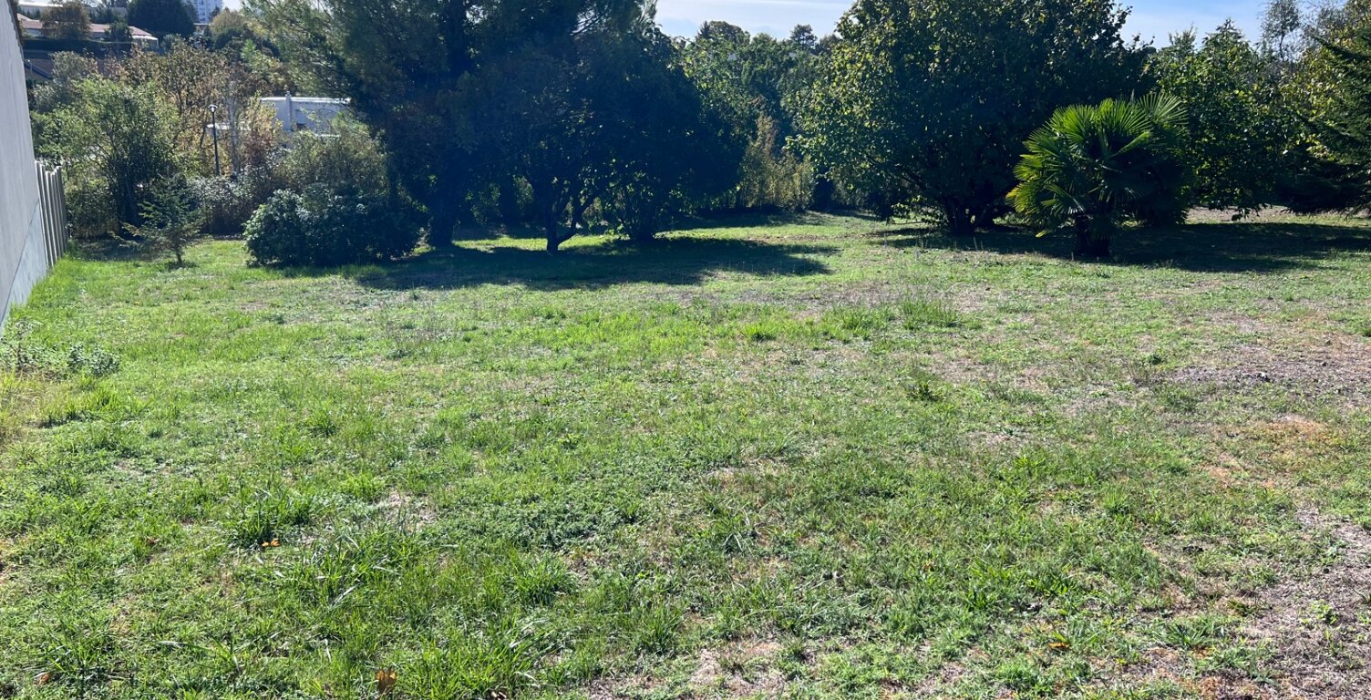 Terrain à vendre de 916,00 m² SAINTES (17) — photo 1