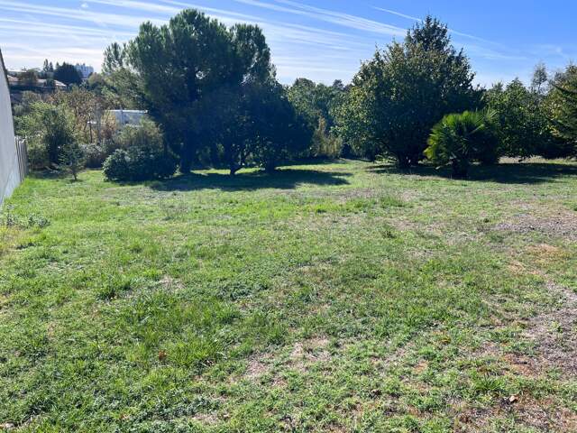 Terrain à vendre de 916,00 m² SAINTES (17) — photo du bien