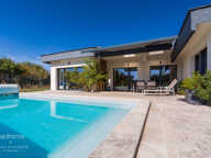 MAISON D’ARCHITECTE DE PLAIN-PIED AVEC PISCINE ET VUE DÉGAGÉE — photo 2