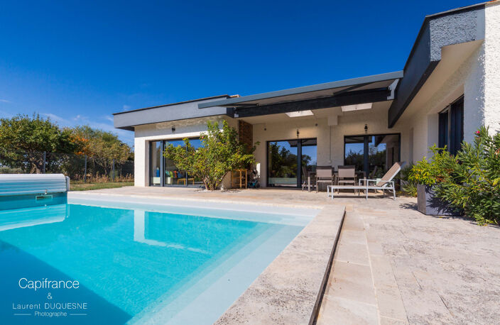 MAISON D’ARCHITECTE DE PLAIN-PIED AVEC PISCINE ET VUE DÉGAGÉE — photo 2