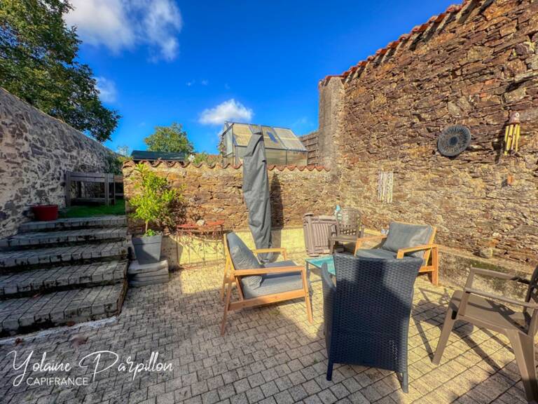 Maison de bourg avec 2 chambres et un jardin clos à CHAVAGNES EN PAILLERS (85) — photo 1