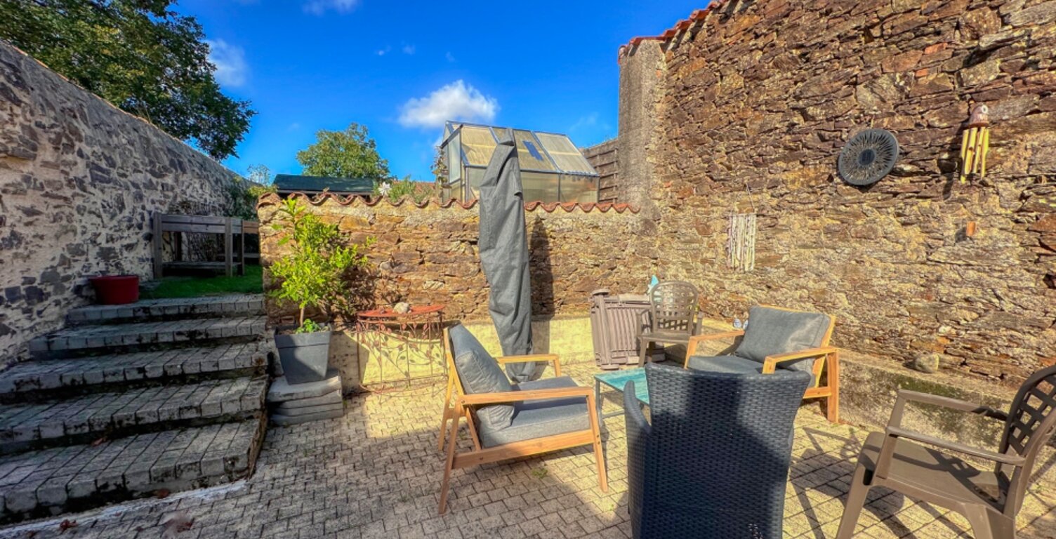 Maison de bourg avec 2 chambres et un jardin clos à CHAVAGNES EN PAILLERS (85) — photo 1