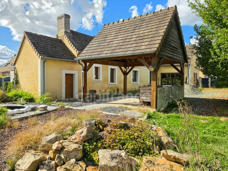 Du charme, de beaux volumes de plain-pied et un jardin arboré : découvrez cette maison pleine de potentiel — photo 1