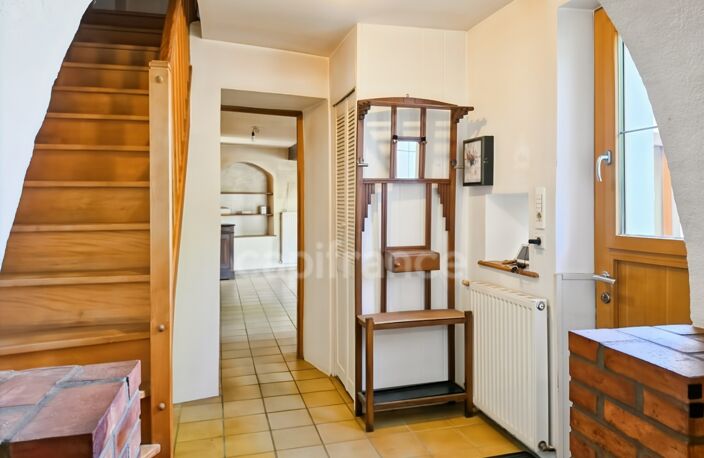 Du charme, de beaux volumes de plain-pied et un jardin arboré : découvrez cette maison pleine de potentiel — photo 2