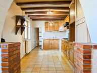 Du charme, de beaux volumes de plain-pied et un jardin arboré : découvrez cette maison pleine de potentiel — photo 3