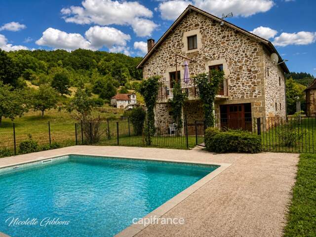 Gagnac-sur-Cère – Grange restaurée avec piscine et vue sur la campagne — photo du bien