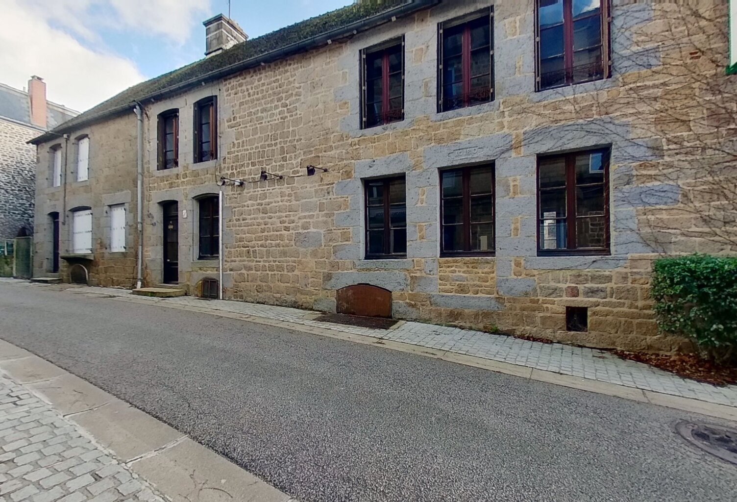 Dpt Orne (61), à vendre CARROUGES Grande maison de charme sur ancien Bar Restaurant en Normandie — photo 1
