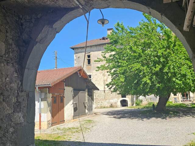 Authenticité et espace : grande maison mitoyenne en pierre avec 5 chambres à vendre à CHINDRIEUX avec garage et terrain proche du lac du Bourget, entre Aix-les-Bains et Annecy — photo du bien