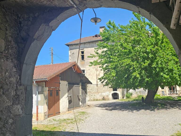 Authenticité et espace : grande maison mitoyenne en pierre avec 5 chambres à vendre à CHINDRIEUX avec garage et terrain proche du lac du Bourget, entre Aix-les-Bains et Annecy — photo 1
