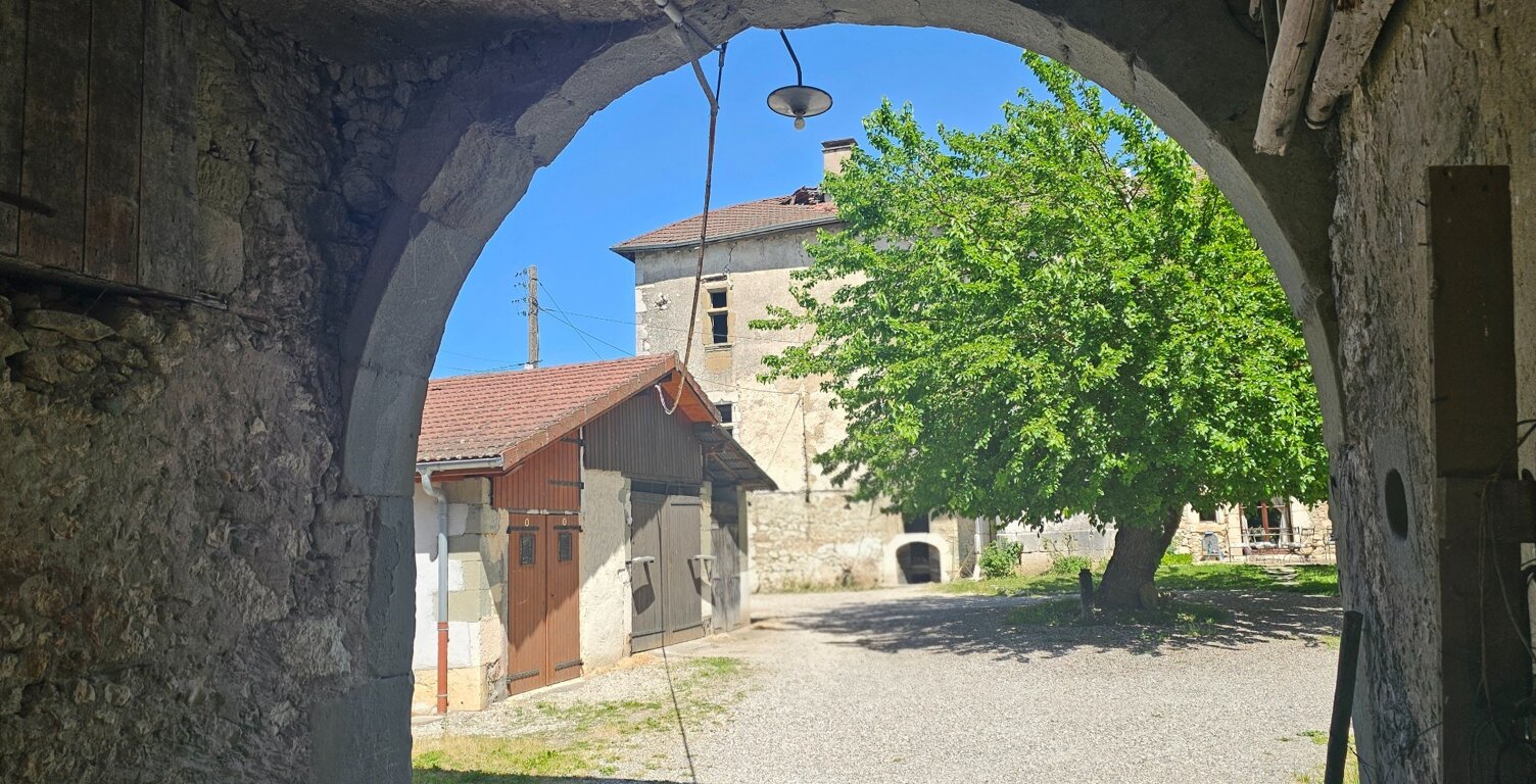Authenticité et espace : grande maison mitoyenne en pierre avec 5 chambres à vendre à CHINDRIEUX avec garage et terrain proche du lac du Bourget, entre Aix-les-Bains et Annecy — photo 1