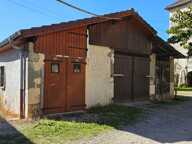 Authenticité et espace : grande maison mitoyenne en pierre avec 5 chambres à vendre à CHINDRIEUX avec garage et terrain proche du lac du Bourget, entre Aix-les-Bains et Annecy — photo 3