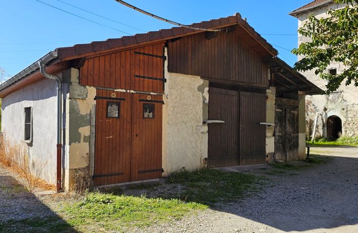 Authenticité et espace : grande maison mitoyenne en pierre avec 5 chambres à vendre à CHINDRIEUX avec garage et terrain proche du lac du Bourget, entre Aix-les-Bains et Annecy — photo 3