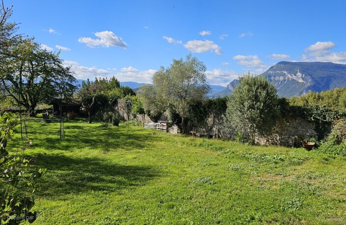 Authenticité et espace : grande maison mitoyenne en pierre avec 5 chambres à vendre à CHINDRIEUX avec garage et terrain proche du lac du Bourget, entre Aix-les-Bains et Annecy — photo 4