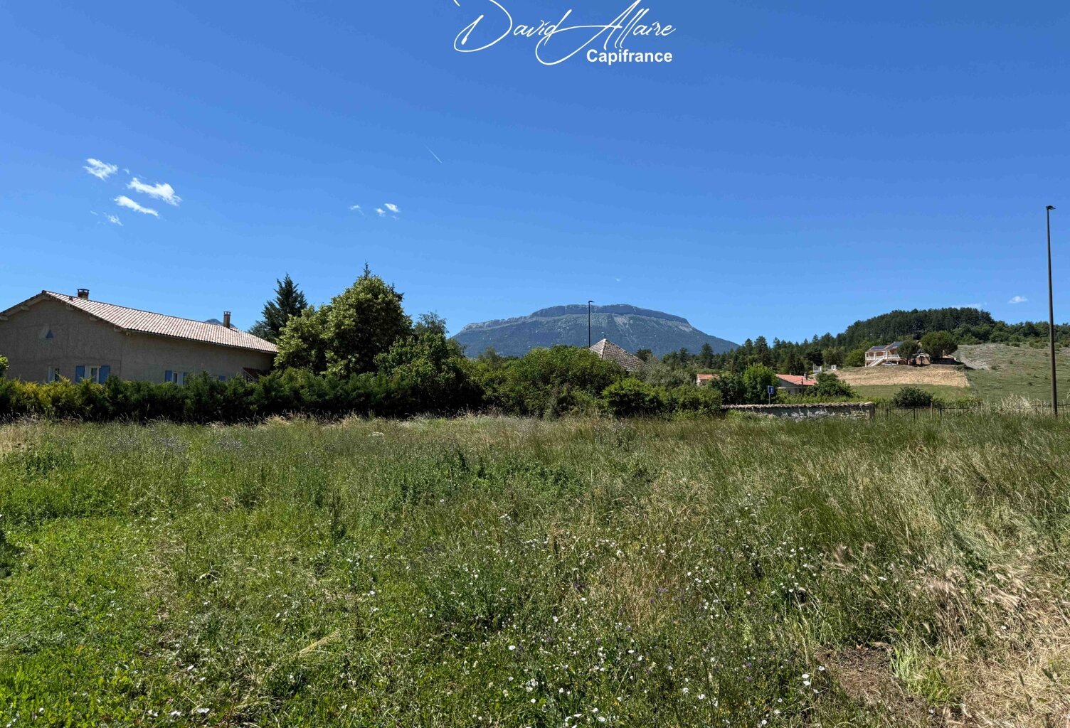 Terrain constructible à vendre de 747,00 m² à TALLARD (05) — photo 1