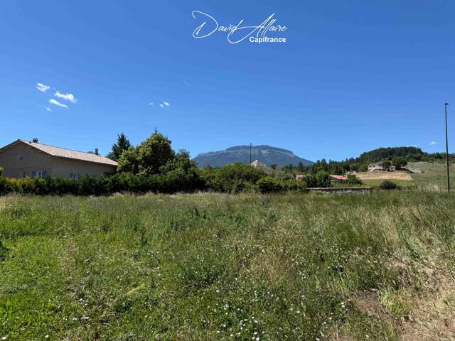 Terrain constructible à vendre de 747,00 m² à TALLARD (05) — photo du bien