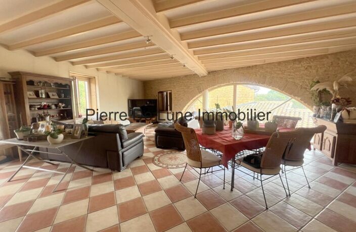 Maison en pierres dorées — photo 3