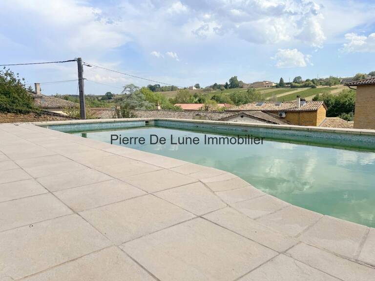 Pouilly-le-Monial : Exclusivité Terrain constructible non viabilisé de 550m² environ. .Entrée pavée. Libre constructeur.   Proximité Villefranche.  Informations Loi Alur. Statut du négociateur : salarié. Honoraires à la charge du vendeur — photo 1