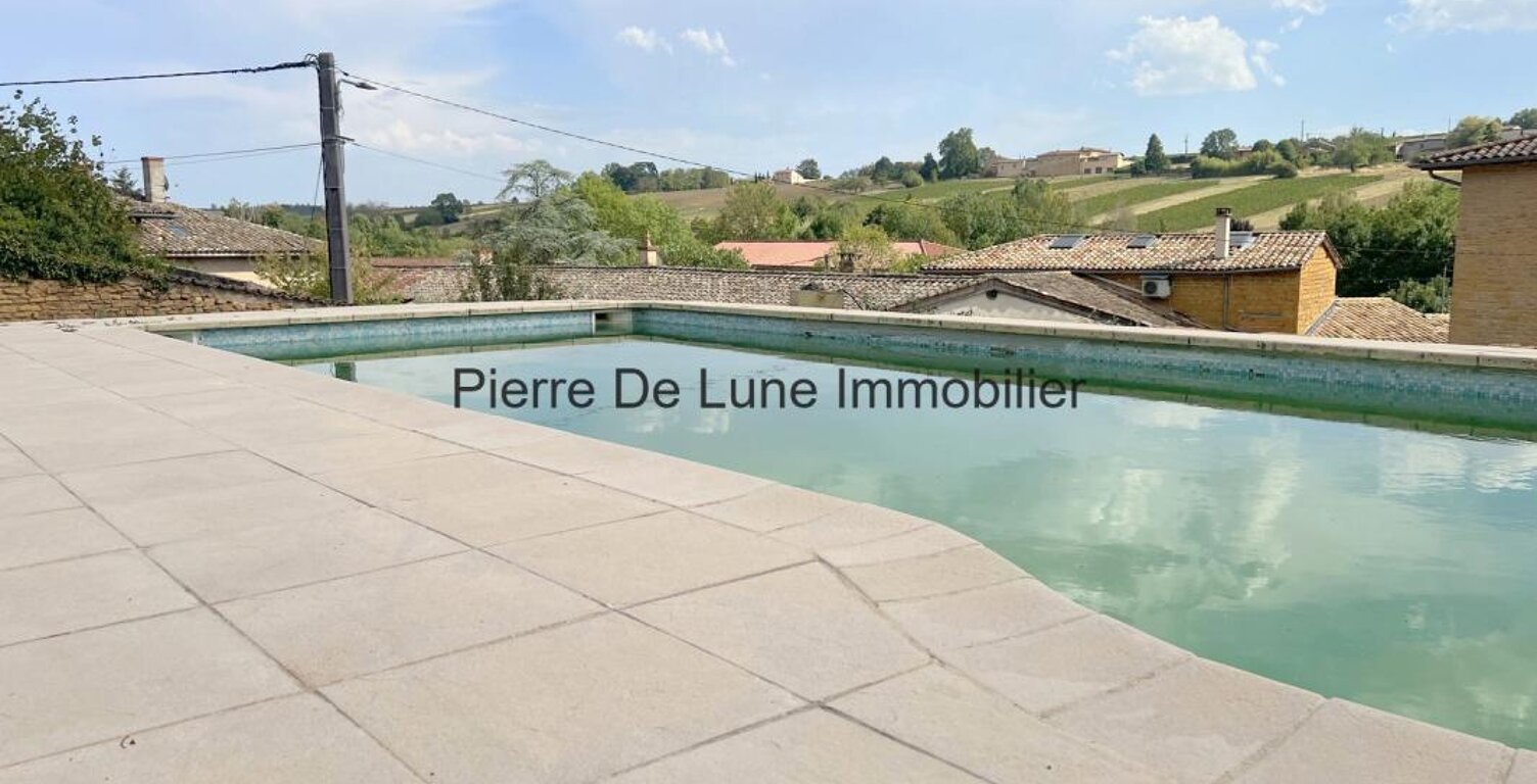 Pouilly-le-Monial : Exclusivité Terrain constructible non viabilisé de 550m² environ. .Entrée pavée. Libre constructeur.   Proximité Villefranche.  Informations Loi Alur. Statut du négociateur : salarié. Honoraires à la charge du vendeur — photo 1