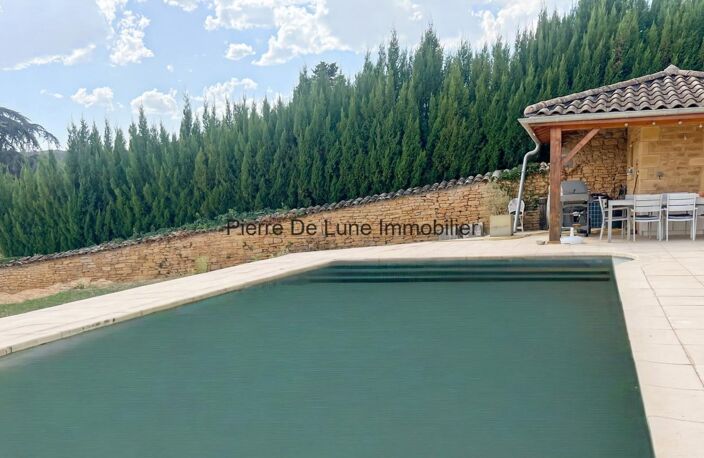Pouilly-le-Monial : Exclusivité Terrain constructible non viabilisé de 550m² environ. .Entrée pavée. Libre constructeur.   Proximité Villefranche.  Informations Loi Alur. Statut du négociateur : salarié. Honoraires à la charge du vendeur — photo 3