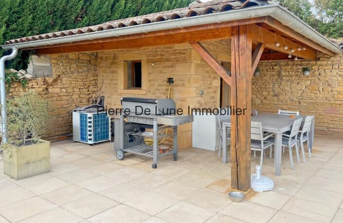 Pouilly-le-Monial : Exclusivité Terrain constructible non viabilisé de 550m² environ. .Entrée pavée. Libre constructeur.   Proximité Villefranche.  Informations Loi Alur. Statut du négociateur : salarié. Honoraires à la charge du vendeur — photo 4