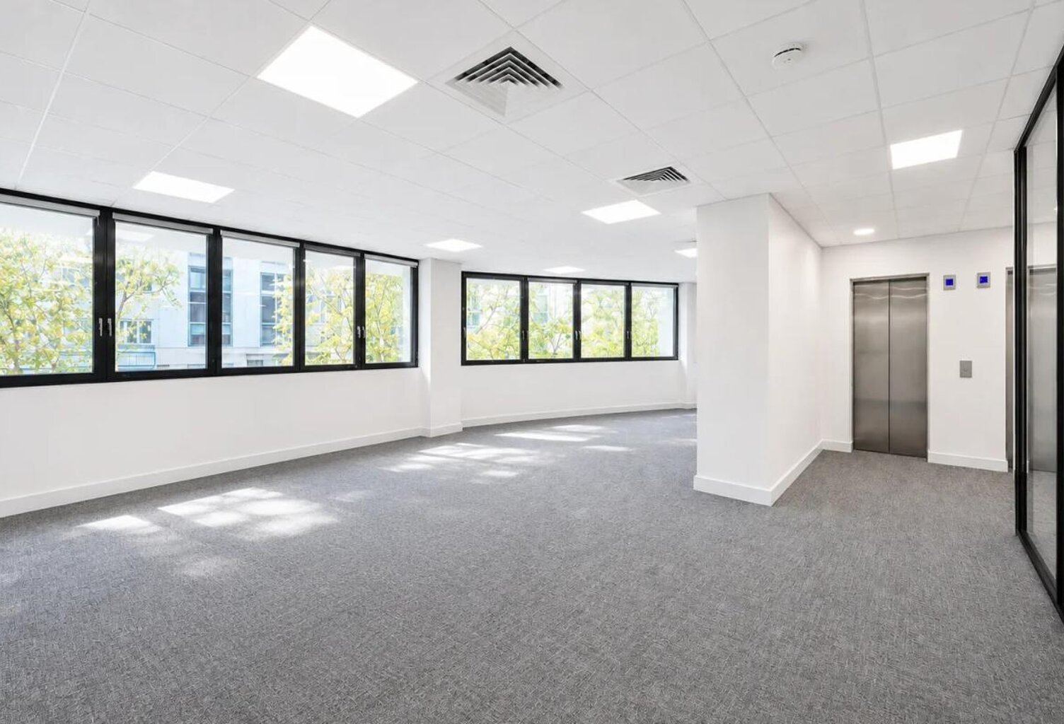 Avenue Victor Hugo. Emplacement idéal au pied du métro et des commerces à BOULOGNE BILLANCOURT. Bureaux à louer de 724 m² — photo 1