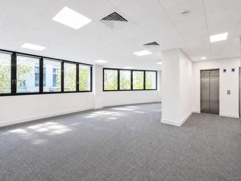 Avenue Victor Hugo. Emplacement idéal au pied du métro et des commerces à BOULOGNE BILLANCOURT. Bureaux à louer de 724 m² — photo 1