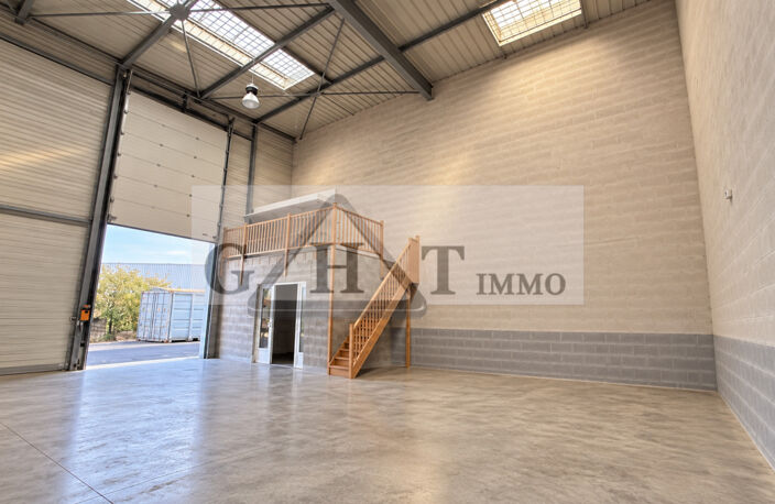 ENTREPOT - BUREAU DE 366 M² À LOUER — photo 2