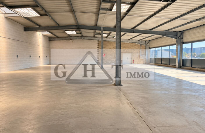 LOCAL DE 500 M² À LOUER — photo 2