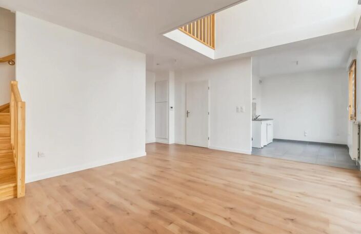 Duplex lumineux avec séjour impressionnant à double hauteur — photo 4
