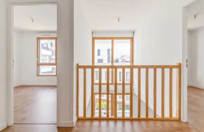 Duplex lumineux avec séjour impressionnant à double hauteur — photo 5