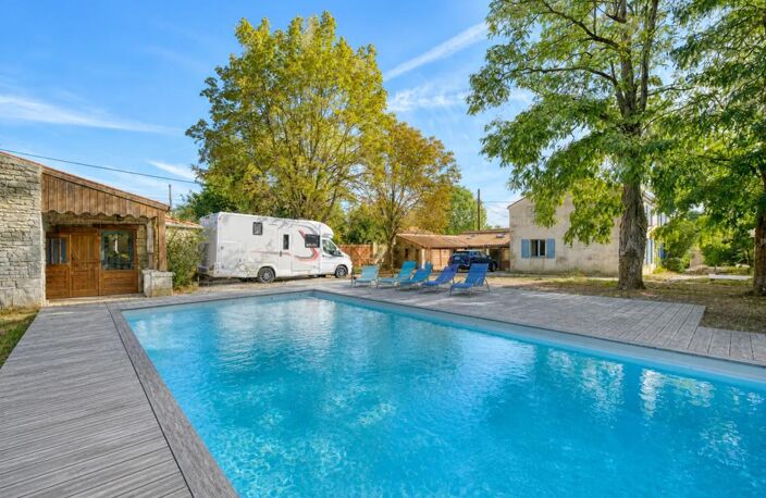 17700 VOUHÉ – ANCIENNE FORGE RÉNOVÉE – 239 M² - Gîte - Piscine — photo 2