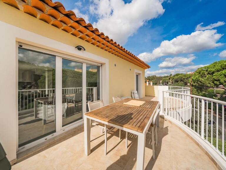 83600 FREJUS - CENTRE-VILLE - 3 PIÈCES - 2 CHAMBRES - 65.0 M² - BEL APPARTEMENT AVEC TERRASSE DE 56 M² — photo 1
