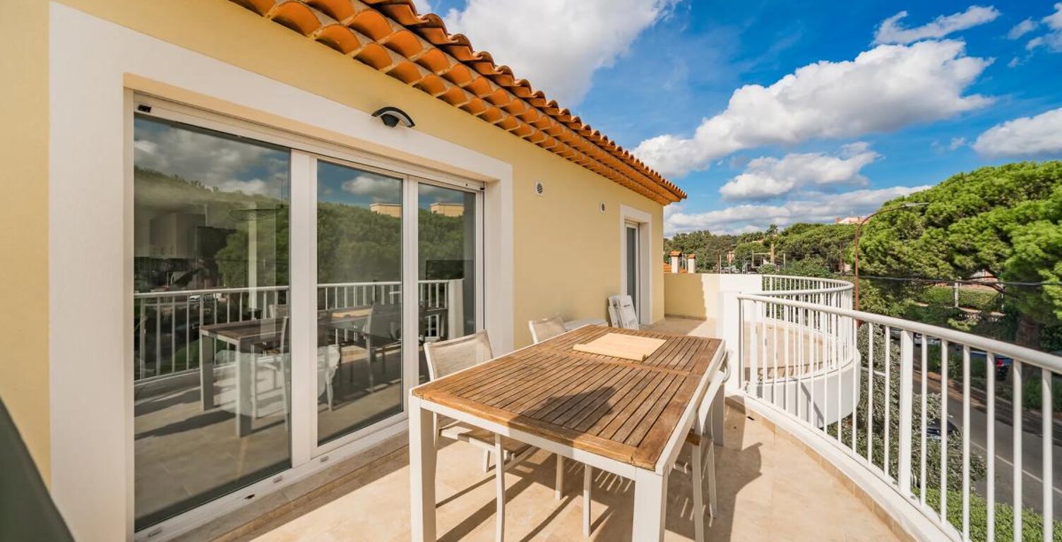 83600 FREJUS - CENTRE-VILLE - 3 PIÈCES - 2 CHAMBRES - 65.0 M² - BEL APPARTEMENT AVEC TERRASSE DE 56 M² — photo 1
