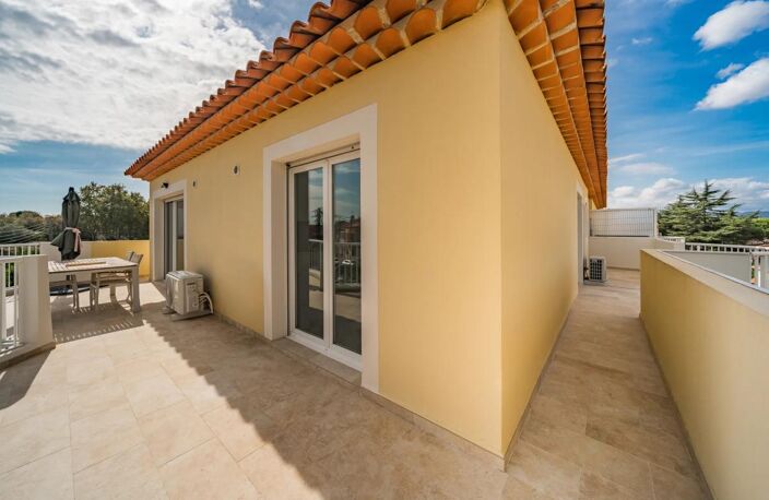83600 FREJUS - CENTRE-VILLE - 3 PIÈCES - 2 CHAMBRES - 65.0 M² - BEL APPARTEMENT AVEC TERRASSE DE 56 M² — photo 2
