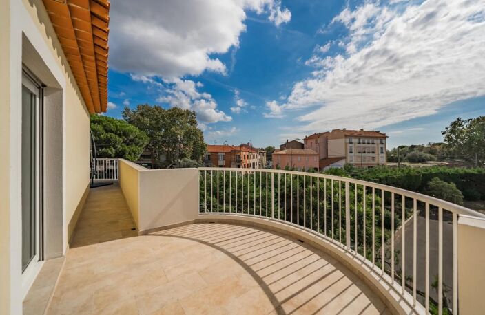 83600 FREJUS - CENTRE-VILLE - 3 PIÈCES - 2 CHAMBRES - 65.0 M² - BEL APPARTEMENT AVEC TERRASSE DE 56 M² — photo 3